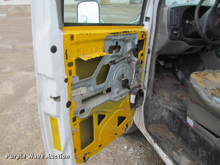 image for item J2551 2000 GMC Savana G3500 Cargo box truck