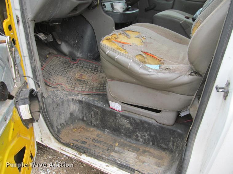 image for item J2551 2000 GMC Savana G3500 Cargo box truck