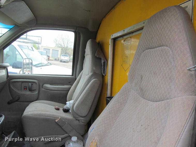 image for item J2551 2000 GMC Savana G3500 Cargo box truck