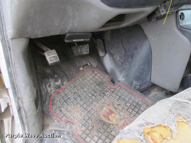 image for item J2551 2000 GMC Savana G3500 Cargo box truck