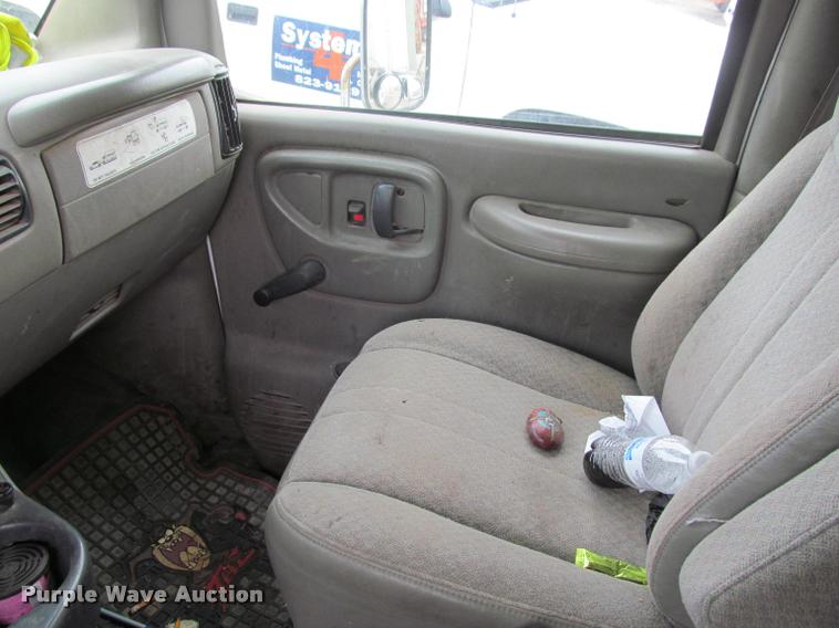 image for item J2551 2000 GMC Savana G3500 Cargo box truck