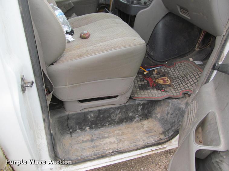 image for item J2551 2000 GMC Savana G3500 Cargo box truck