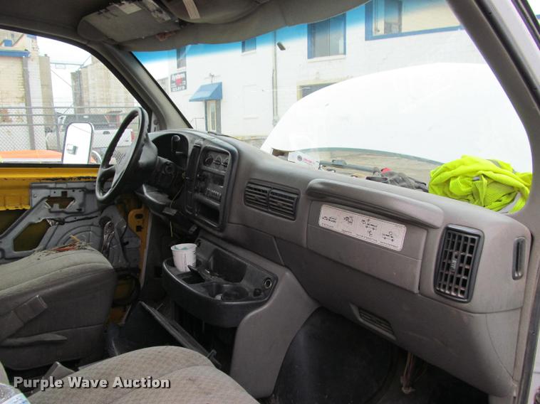 image for item J2551 2000 GMC Savana G3500 Cargo box truck