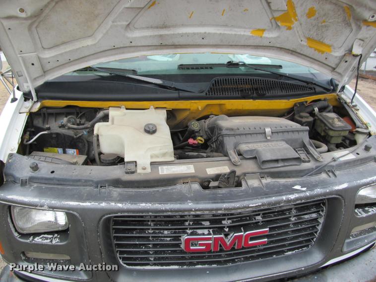 image for item J2551 2000 GMC Savana G3500 Cargo box truck