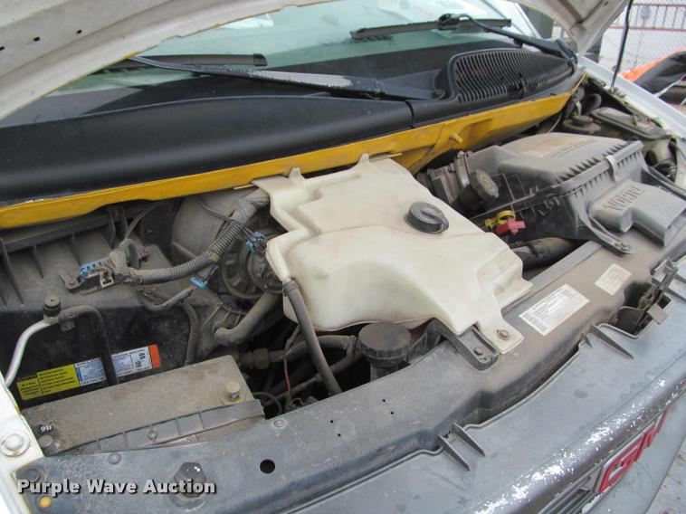 image for item J2551 2000 GMC Savana G3500 Cargo box truck