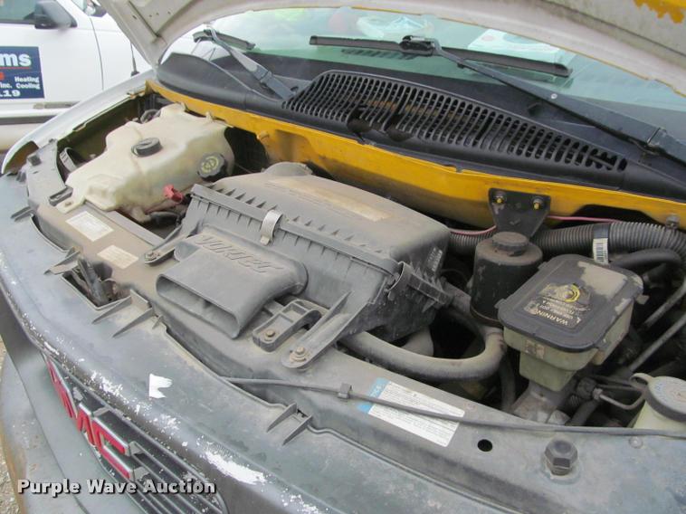 image for item J2551 2000 GMC Savana G3500 Cargo box truck