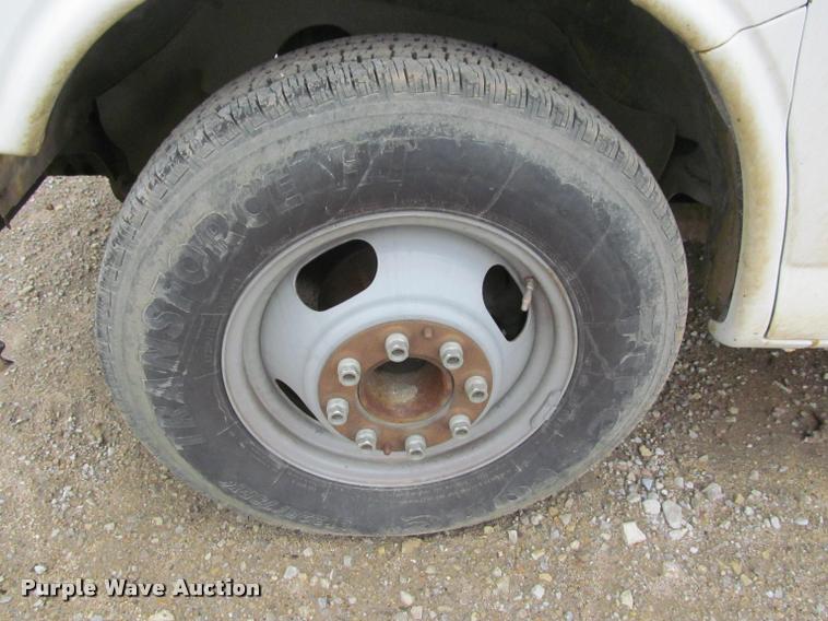 image for item J2551 2000 GMC Savana G3500 Cargo box truck