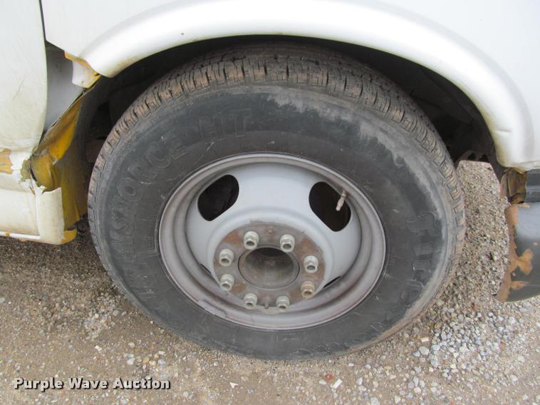 image for item J2551 2000 GMC Savana G3500 Cargo box truck