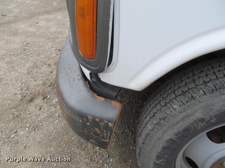 image for item J2551 2000 GMC Savana G3500 Cargo box truck