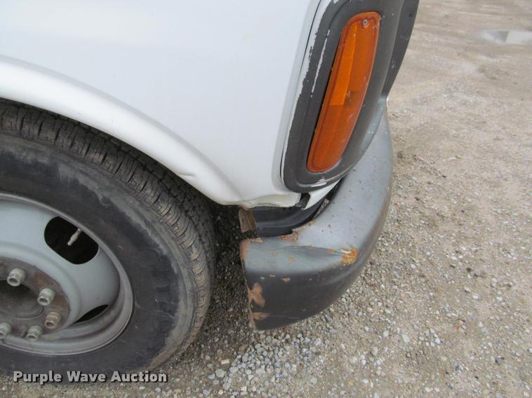 image for item J2551 2000 GMC Savana G3500 Cargo box truck