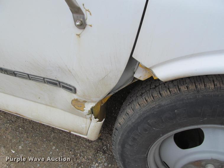 image for item J2551 2000 GMC Savana G3500 Cargo box truck