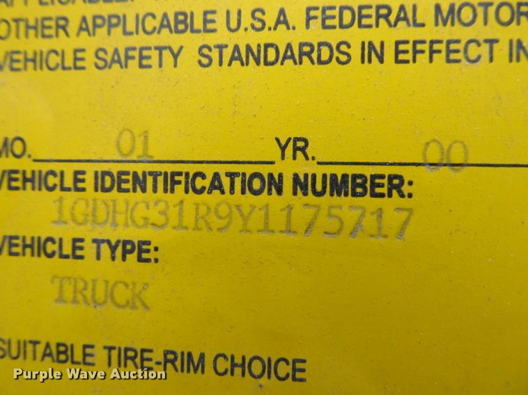 image for item J2551 2000 GMC Savana G3500 Cargo box truck