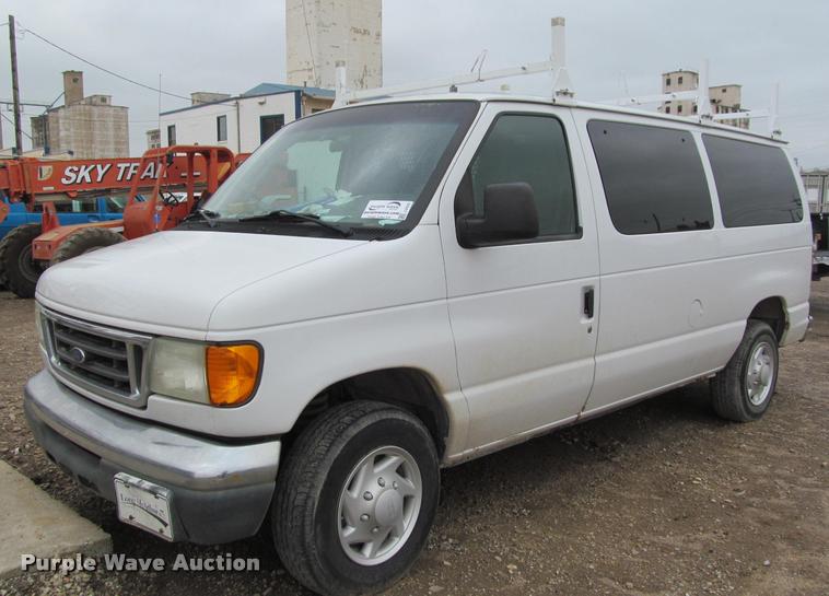 image for item J2552 2004 Ford E350 Super Duty van
