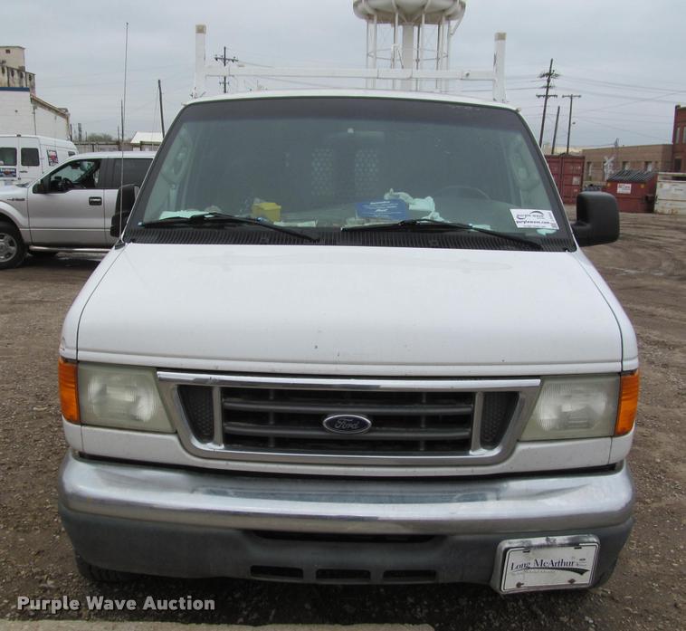 image for item J2552 2004 Ford E350 Super Duty van