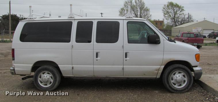 image for item J2552 2004 Ford E350 Super Duty van
