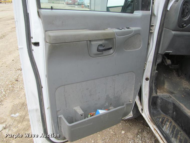 image for item J2552 2004 Ford E350 Super Duty van