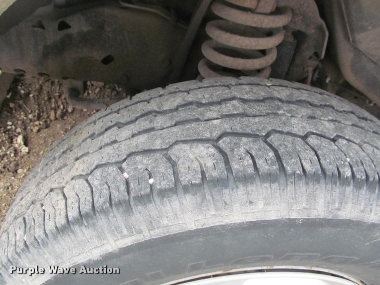 image for item J2552 2004 Ford E350 Super Duty van