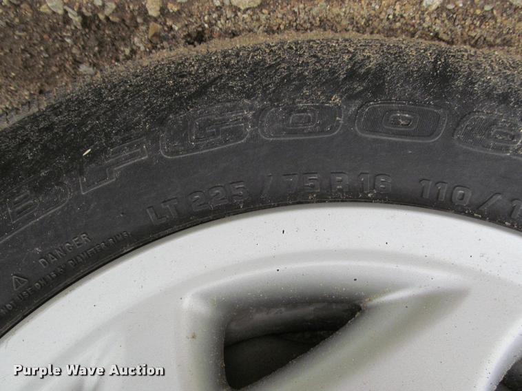 image for item J2552 2004 Ford E350 Super Duty van