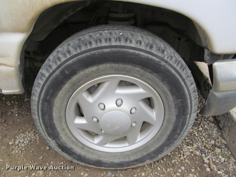 image for item J2552 2004 Ford E350 Super Duty van