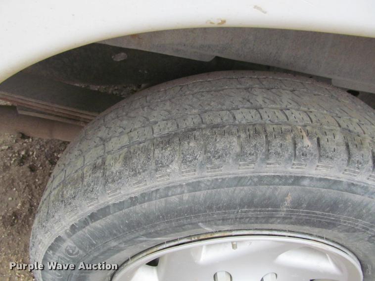 image for item J2552 2004 Ford E350 Super Duty van