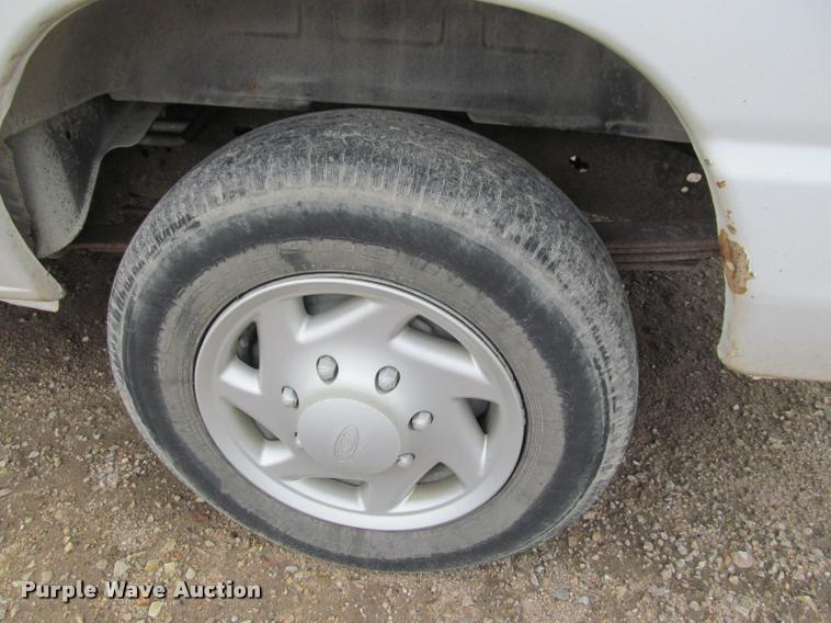 image for item J2552 2004 Ford E350 Super Duty van
