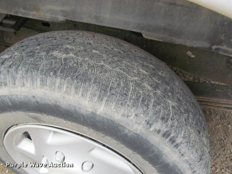 image for item J2552 2004 Ford E350 Super Duty van