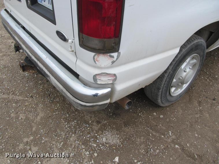 image for item J2552 2004 Ford E350 Super Duty van