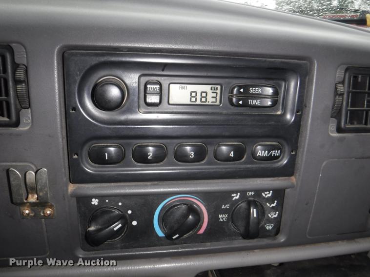 image for item J5692 2000 Ford F550 Super Duty XL flatbed truck