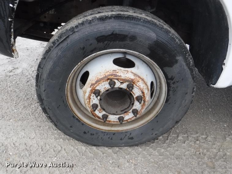 image for item J5692 2000 Ford F550 Super Duty XL flatbed truck