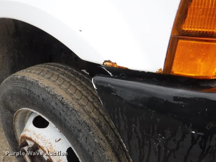 image for item J5692 2000 Ford F550 Super Duty XL flatbed truck