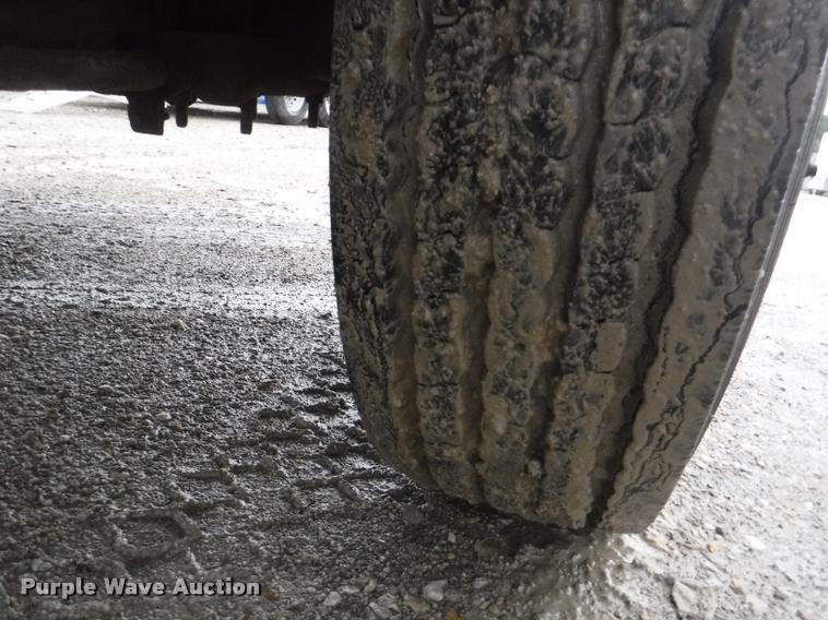 image for item J5692 2000 Ford F550 Super Duty XL flatbed truck