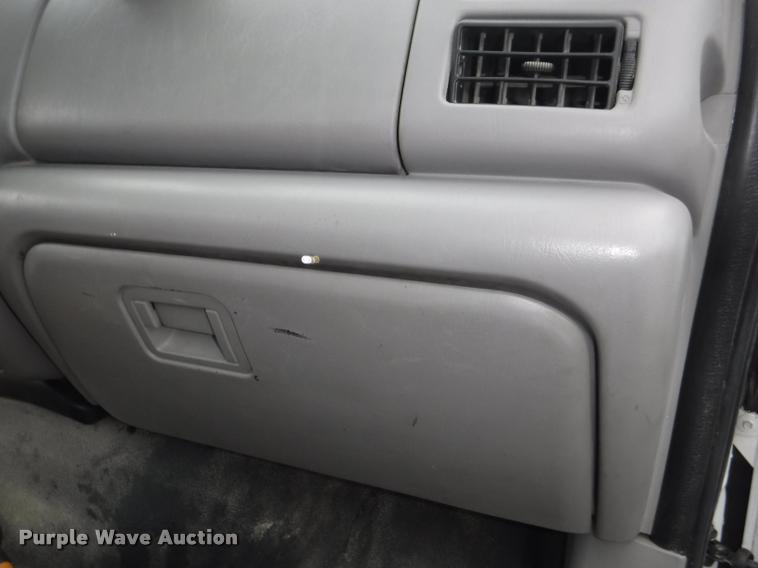 image for item J5692 2000 Ford F550 Super Duty XL flatbed truck