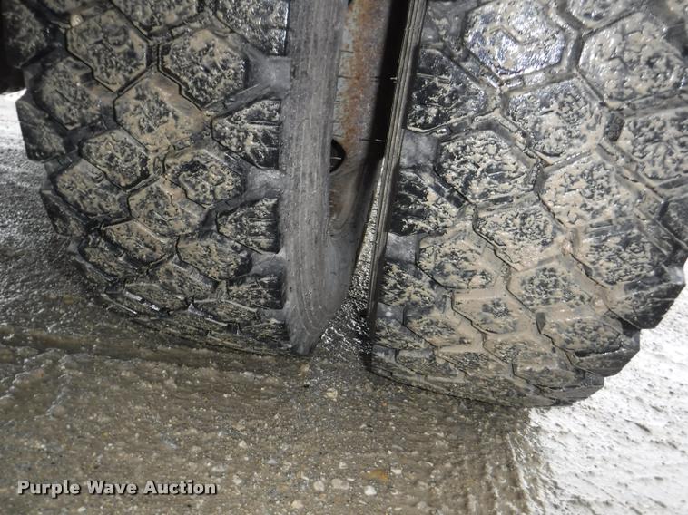 image for item J5692 2000 Ford F550 Super Duty XL flatbed truck