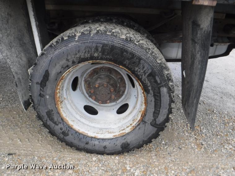 image for item J5692 2000 Ford F550 Super Duty XL flatbed truck