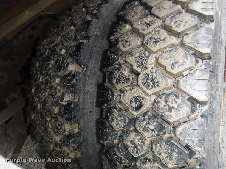 image for item J5692 2000 Ford F550 Super Duty XL flatbed truck