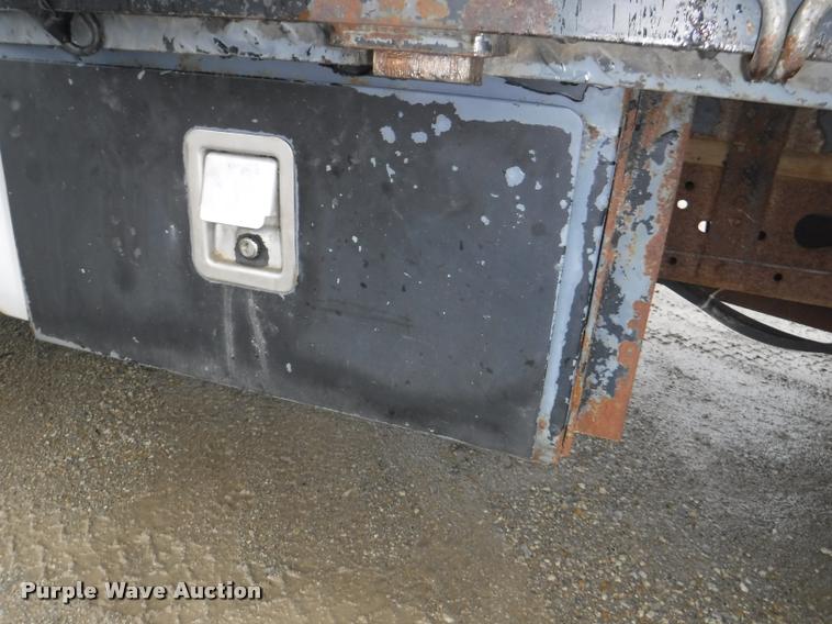 image for item J5692 2000 Ford F550 Super Duty XL flatbed truck