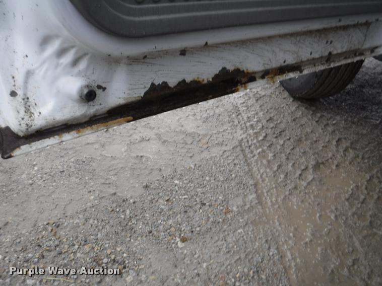 image for item J5692 2000 Ford F550 Super Duty XL flatbed truck