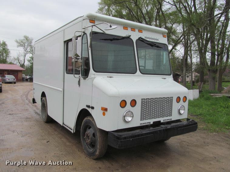 image for item K4756 2002 Workhorse P42 delivery truck