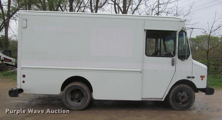 image for item K4756 2002 Workhorse P42 delivery truck