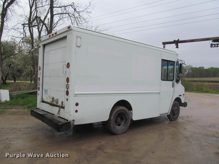 image for item K4756 2002 Workhorse P42 delivery truck