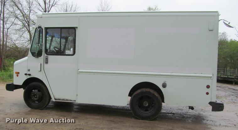 image for item K4756 2002 Workhorse P42 delivery truck
