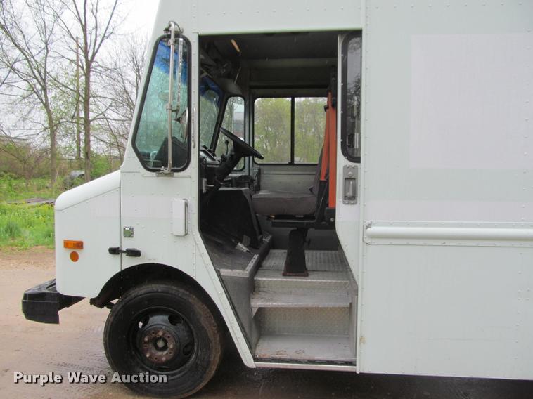 image for item K4756 2002 Workhorse P42 delivery truck