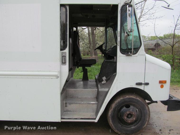 image for item K4756 2002 Workhorse P42 delivery truck