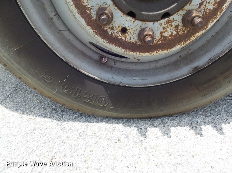 image for item K7612 2002 Ford F450 Super Duty XL flatbed truck