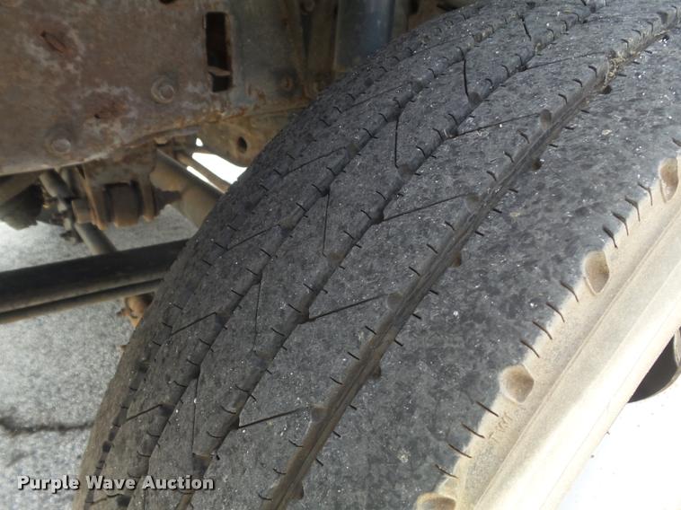 image for item K7612 2002 Ford F450 Super Duty XL flatbed truck