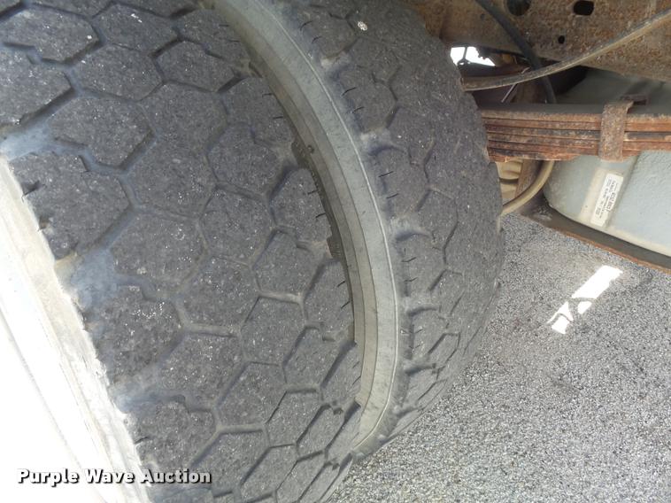 image for item K7612 2002 Ford F450 Super Duty XL flatbed truck