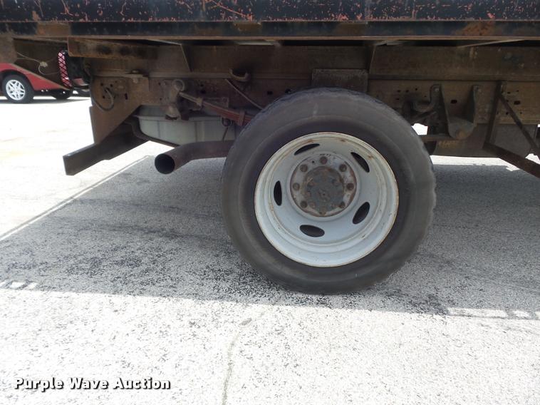 image for item K7612 2002 Ford F450 Super Duty XL flatbed truck