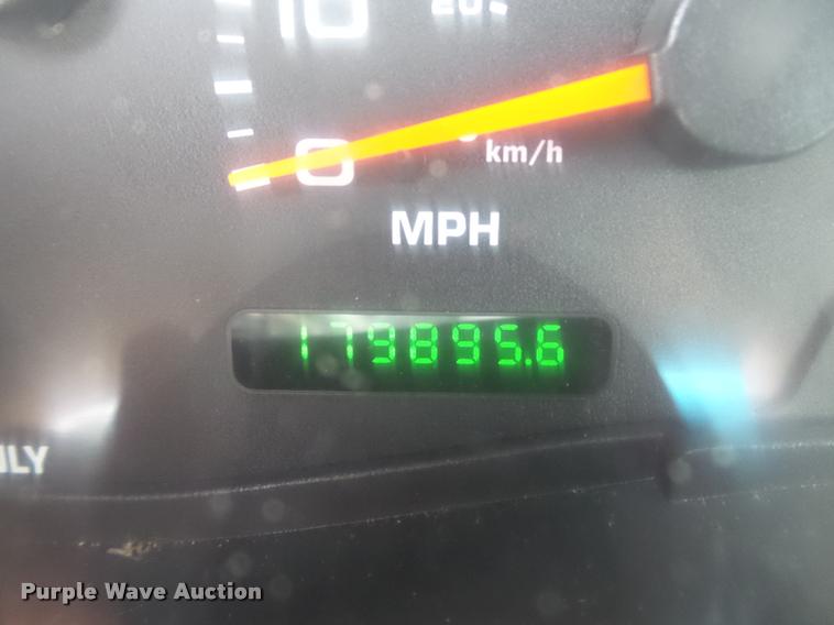 image for item K7612 2002 Ford F450 Super Duty XL flatbed truck