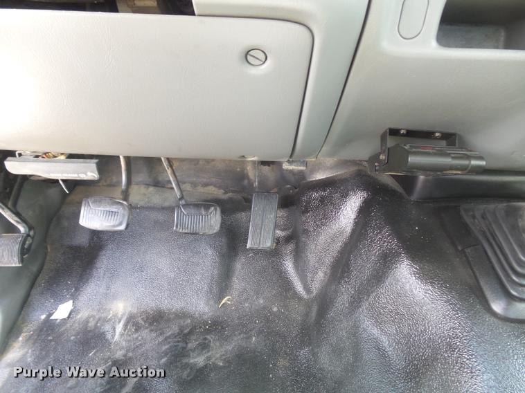 image for item K7612 2002 Ford F450 Super Duty XL flatbed truck