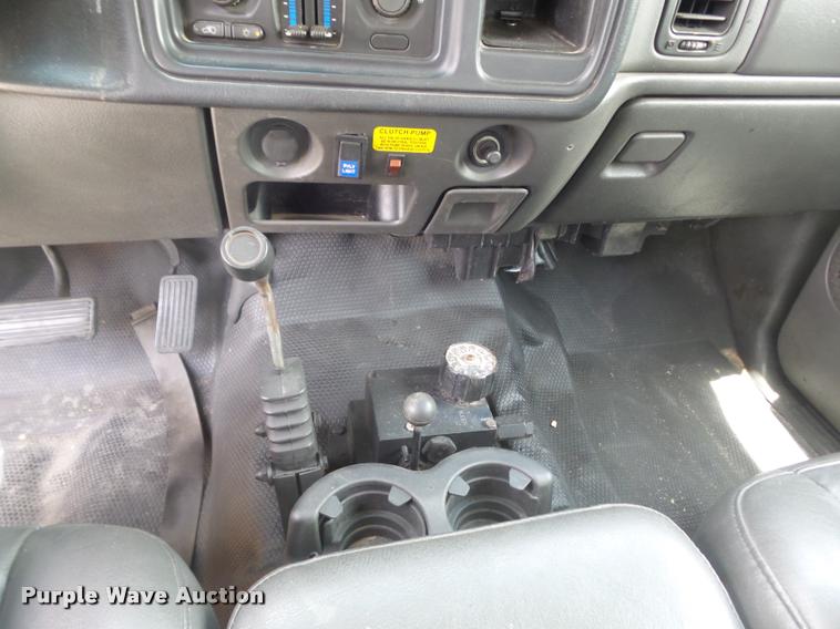 image for item K7613 2003 Chevrolet Silverado 3500 Crew Cab dump flatbed pickup truck